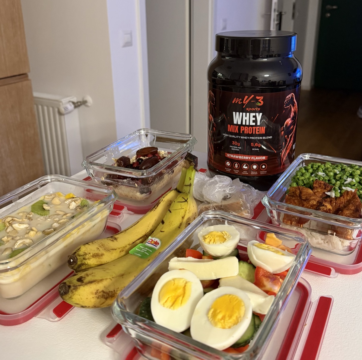 Meal prep cu ouă, salată, ovăz, pui și proteina MY3 Sports